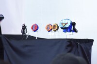 「DXグリスブリザードナックル」（右）