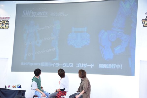仮面ライダーグリスのS.H.Figuartsに関する情報解禁の様子。