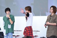 手汗をアピールする赤楚衛二（中央）。