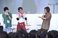 赤楚衛二（中央）の手汗に驚く武田航平（右）。