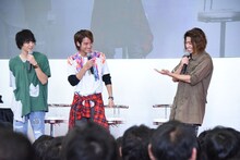 赤楚衛二（中央）の手汗に驚く武田航平（右）。