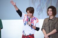 「ちびっこのみんな、元気？」と問いかける赤楚衛二（左）。