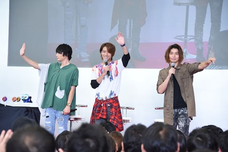 左から犬飼貴丈、赤楚衛二、武田航平。