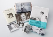 「写真展オードリー・ヘプバーン」にて販売されるグッズ。