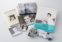 「写真展オードリー・ヘプバーン」にて販売されるグッズ。