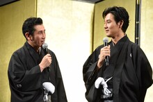 左から渋川清彦、松田龍平。
