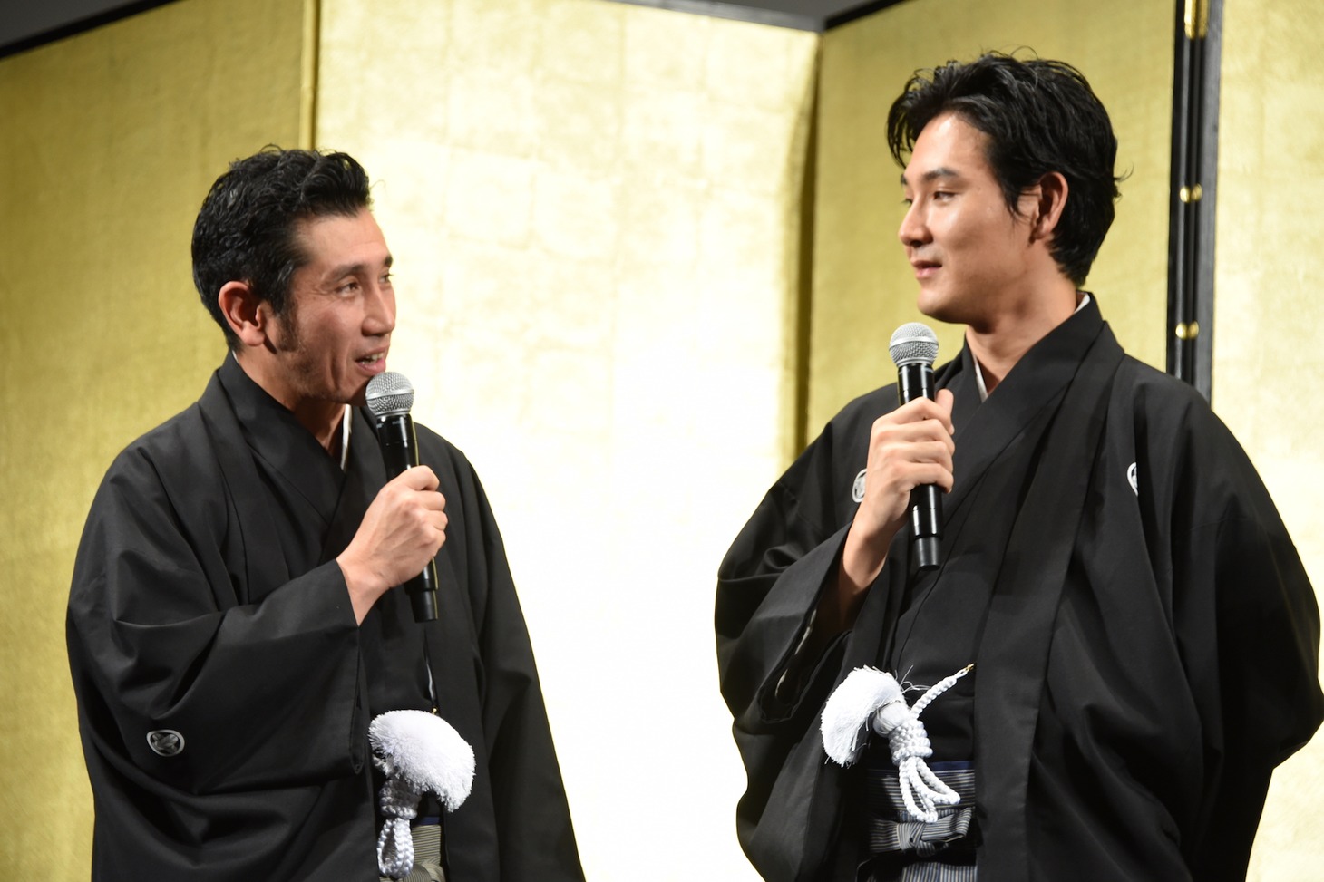 左から渋川清彦、松田龍平。