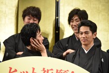 フォトセッション時“長考ポーズ”を求められ、周りを見渡す松田龍平（下段左）。