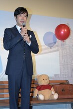 左から堺雅人、プー。