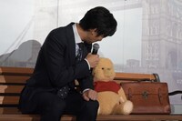 プーの顔をのぞきこむ堺雅人。