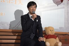 左から堺雅人、プー。