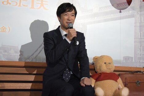 左から堺雅人、プー。