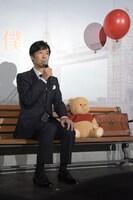 左から堺雅人、プー。