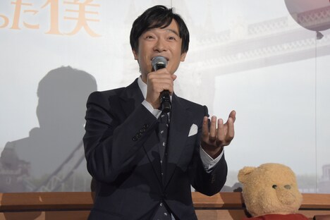 油粘土について力説する堺雅人。