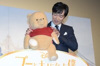 プーの位置を調整する堺雅人。