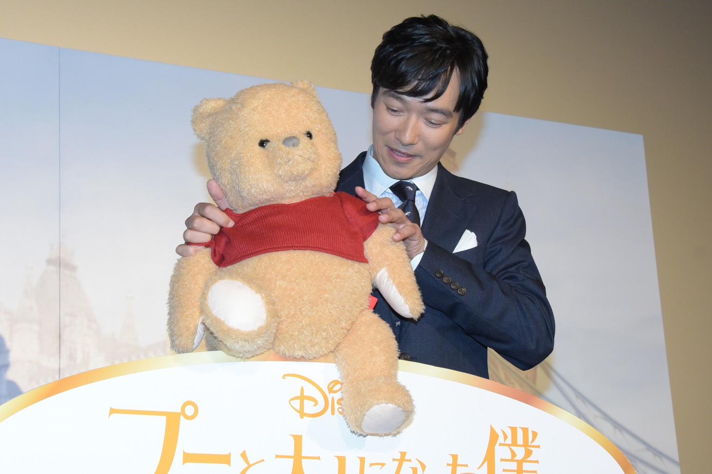 プーの位置を調整する堺雅人。