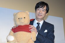 「プーと大人になった僕」吹替版完成披露試写会に出席した堺雅人（右）とプー（左）。