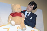 プーを見る堺雅人。