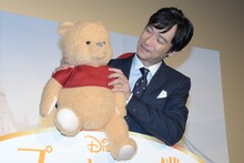 プーを見る堺雅人。