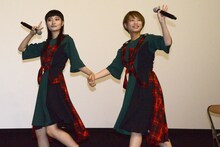 左からリンリン、モモコグミカンパニー。