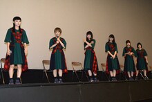 観客の撮影タイムに応じるBiSHのメンバー。