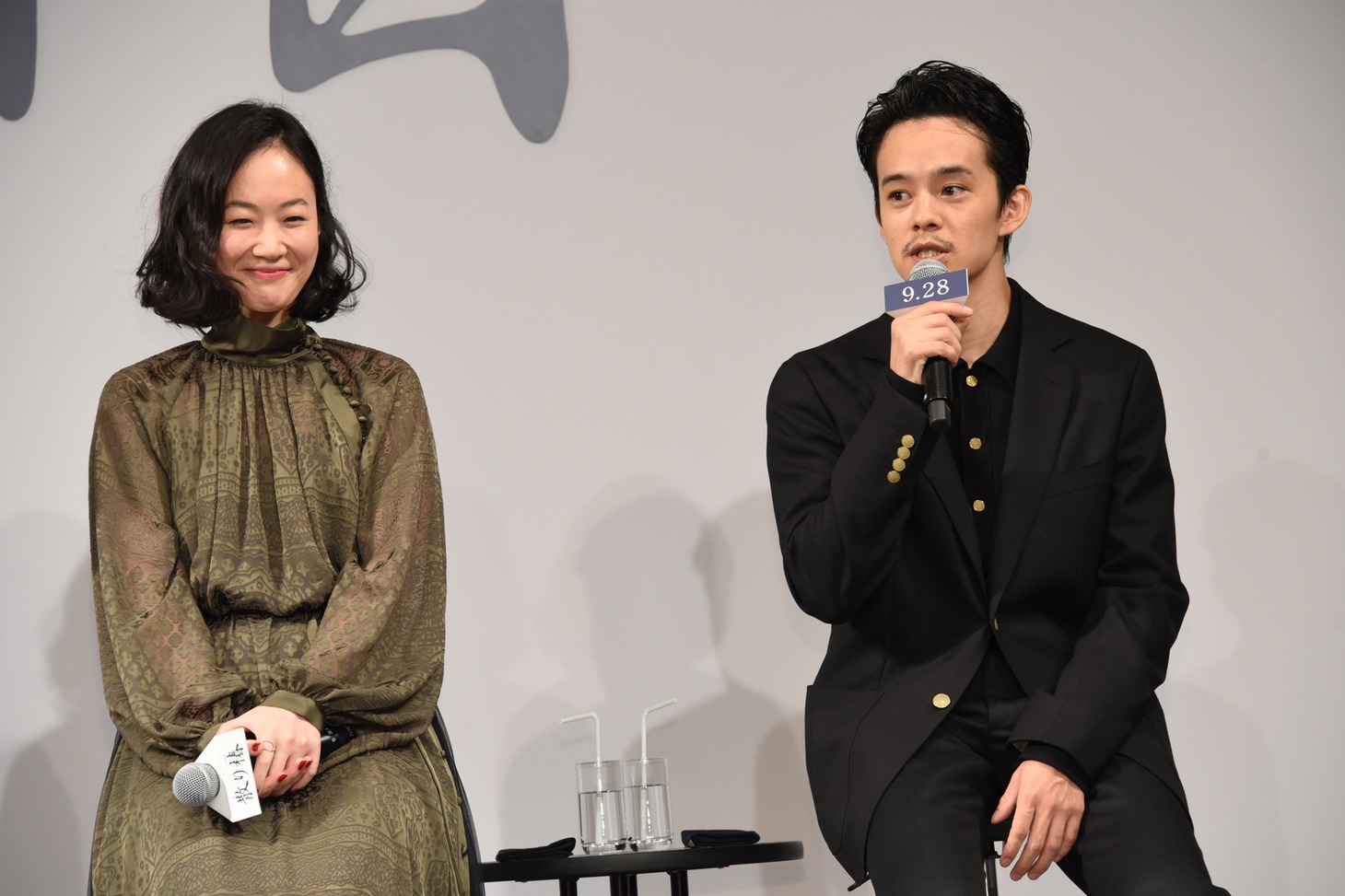 左から黒木華、池松壮亮。