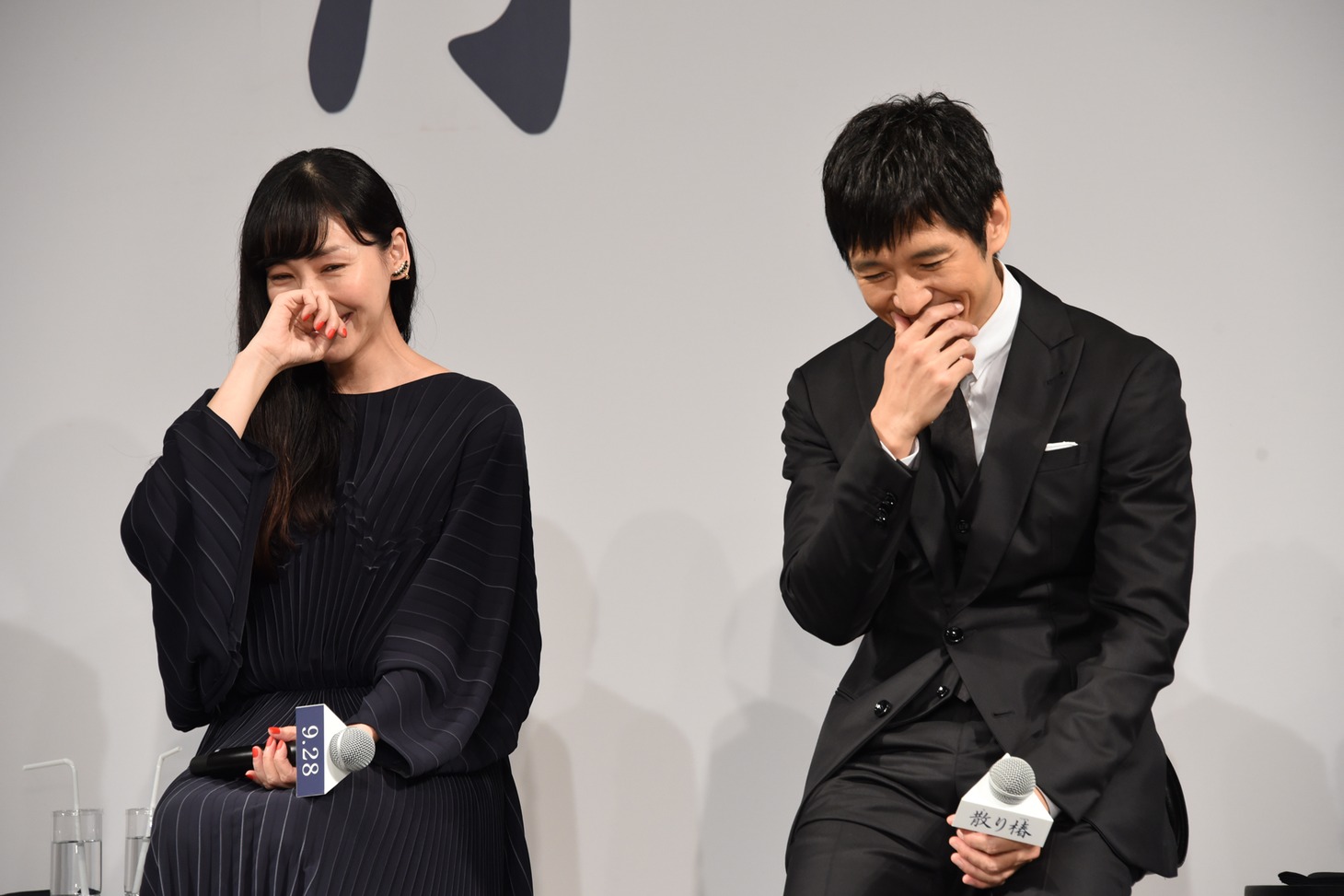 左から麻生久美子、西島秀俊。