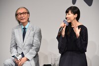 左から木村大作、麻生久美子。