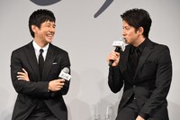 左から西島秀俊、岡田准一。