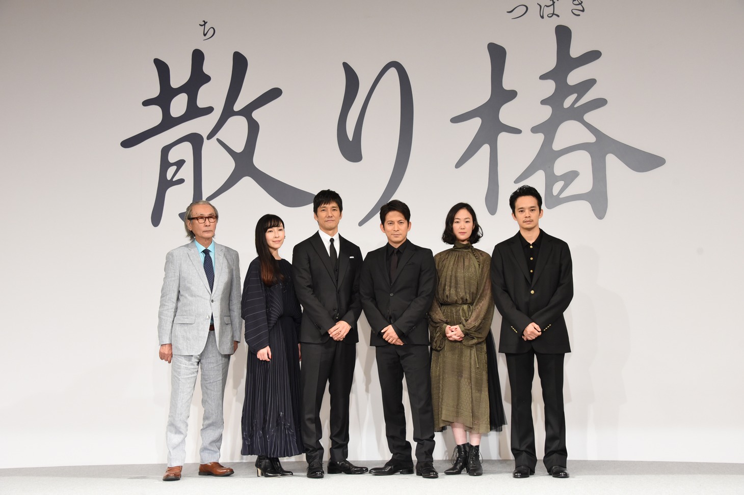 「散り椿」完成報告会見の様子。左から木村大作、麻生久美子、西島秀俊、岡田准一、黒木華、池松壮亮。