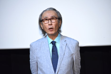 マイクを持たずに挨拶する木村大作。