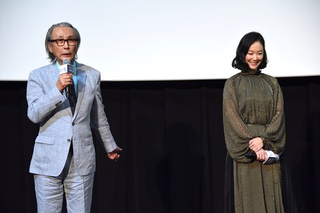 左から木村大作、黒木華。