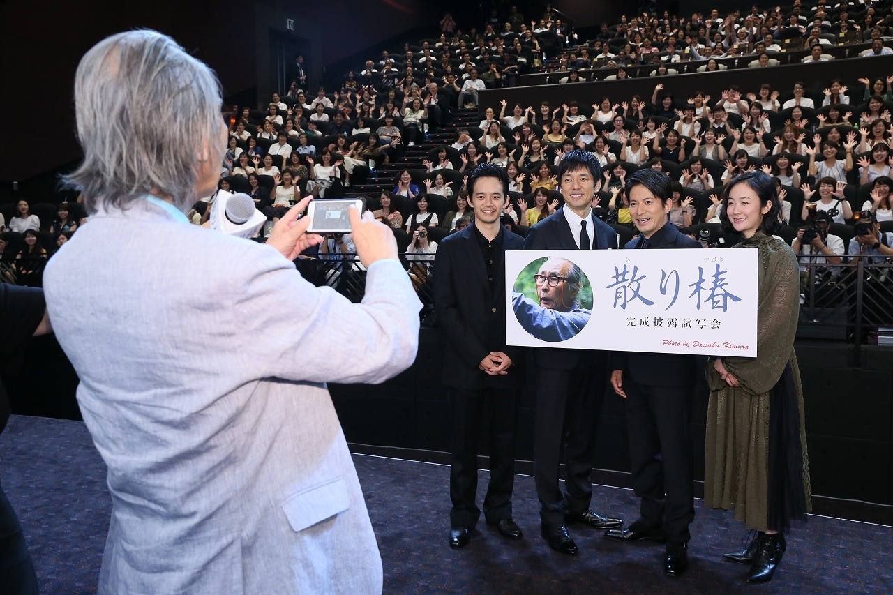 「散り椿」完成披露舞台挨拶の様子。Instagramに初挑戦するためキャスト陣をスマートフォンで撮影する木村大作（手前）。
