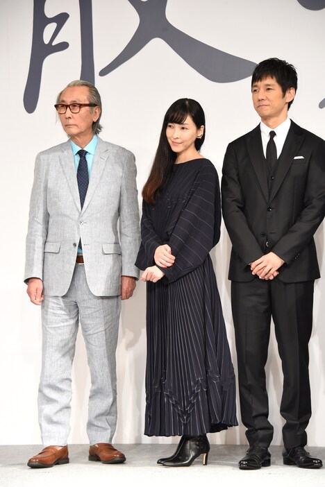 左から木村大作、麻生久美子、西島秀俊。