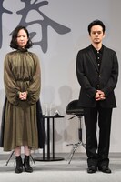 左から黒木華、池松壮亮。