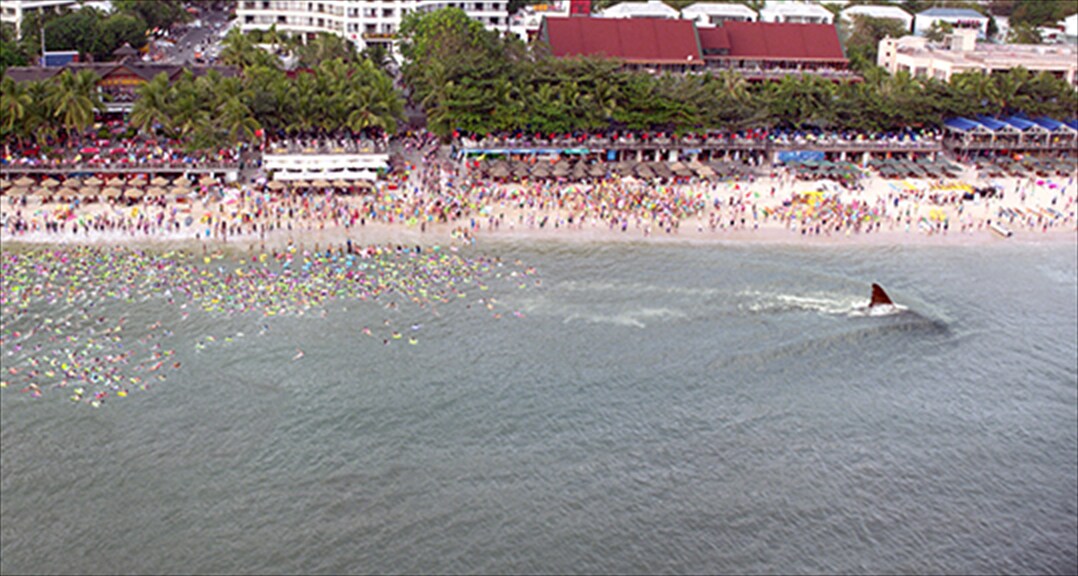 巨大ザメがビーチ襲来！J・ステイサム主演「MEG ザ・モンスター」本編映像