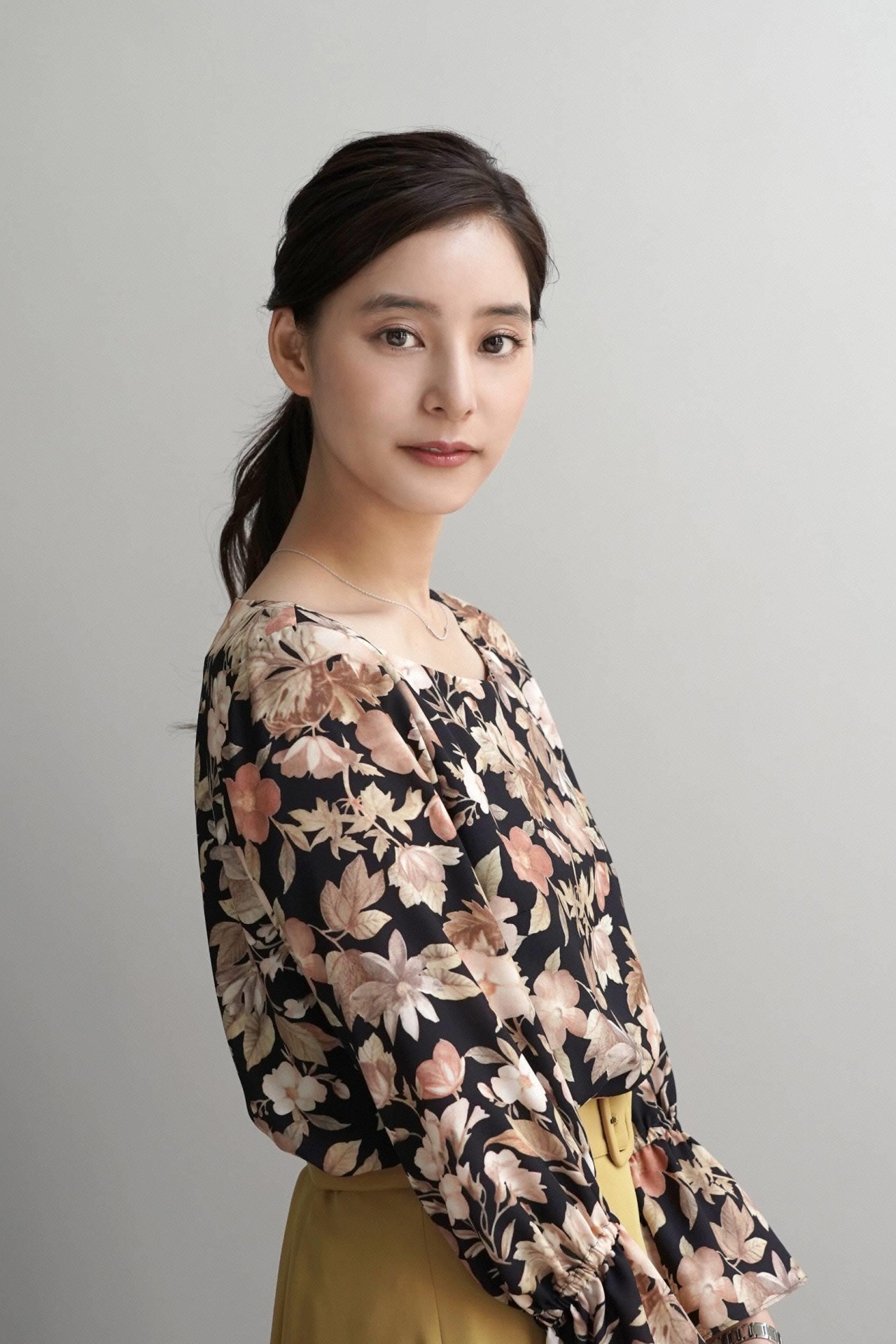 新木優子演じる聖澤真琴。