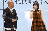 左から竹中直人、筧美和子。