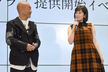 左から竹中直人、筧美和子。