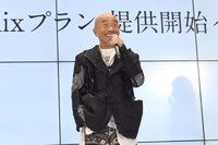 笑いながら怒る竹中直人。