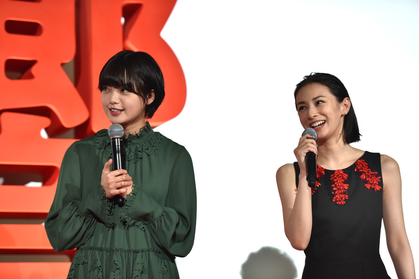 撮影を振り返る平手友梨奈（左）と北川景子（右）。