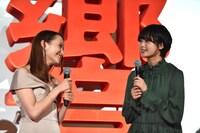 お互いの印象を語るアヤカ・ウィルソン（左）と平手友梨奈（右）。