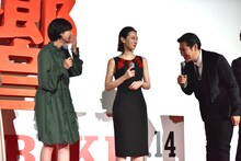 平手友梨奈（左）に「一番弟子にしていただきたい！」と頭を下げる高嶋政伸（右）。