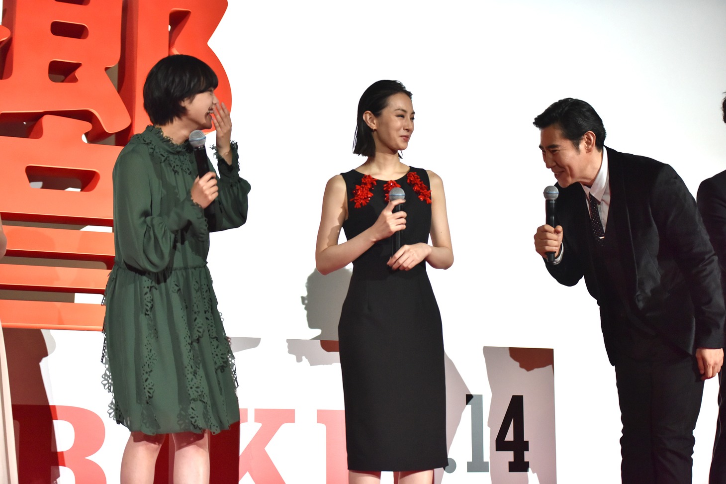 平手友梨奈（左）に弟子入り志願する高嶋政伸（右）。