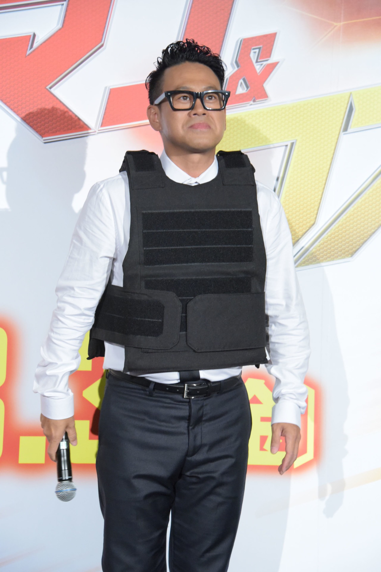 防弾チョッキを着て登場した宮川大輔。