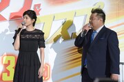 左から内田有紀、小杉竜一。