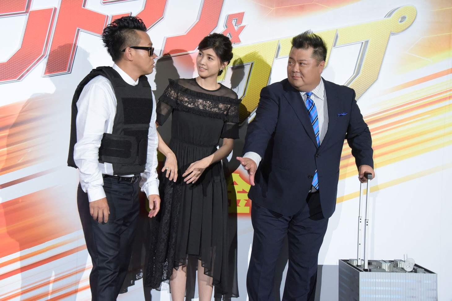 宮川大輔（左）から研究所を守る小杉竜一（右）。