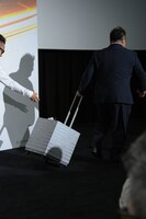 研究所を持って宮川大輔から逃げる小杉竜一。