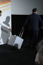 研究所を持って宮川大輔から逃げる小杉竜一。