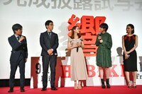 月川翔監督（左端）の評価にキョトンとする平手友梨奈（右から2番目）。